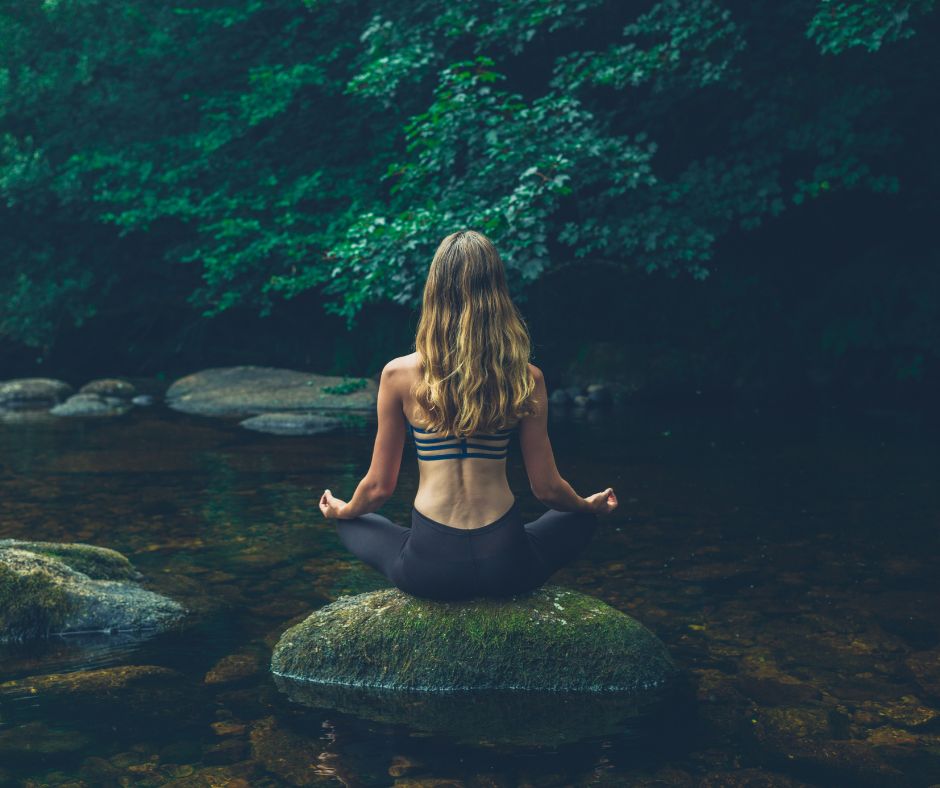 Meditácia môže pomôcť znížiť hladinu stresu a úzkosti tým, že uvoľňuje telo a myseľ.