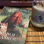 Sviečka s knihou. Jana Pronská a jej novinka Súboj s láskou a očistná sviečka Čistá duša.